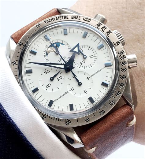 speedmaster moonwatch professional white dial.